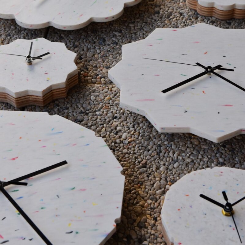 Grande horloge murale Hourra en plastique recyclé