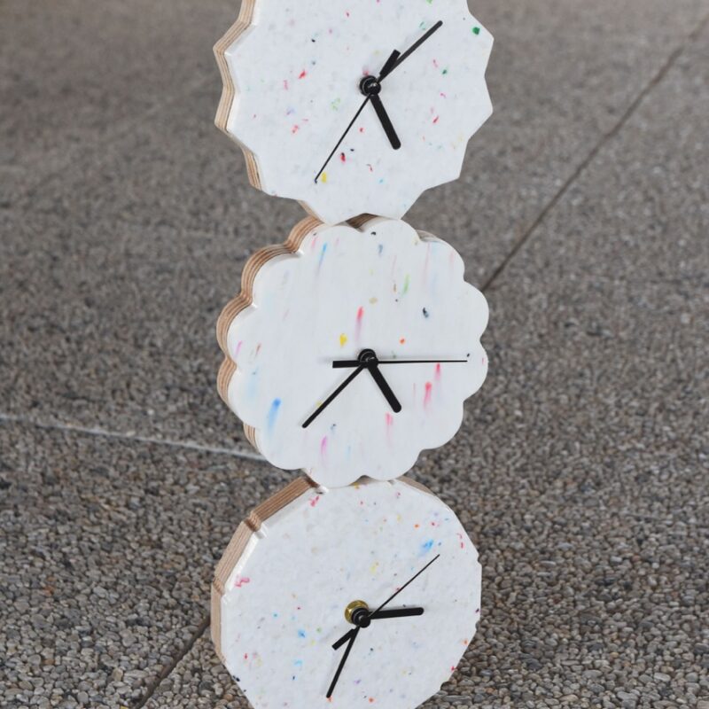Petite horloge à poser Hourra en plastique recyclé