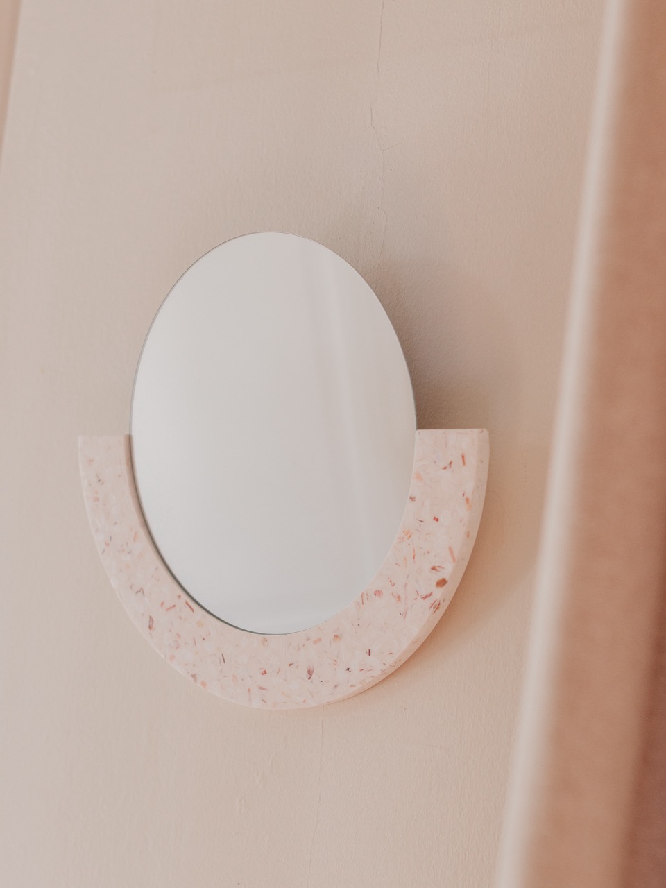 Miroir Demi-lune en coquillages revalorisés – Image 29