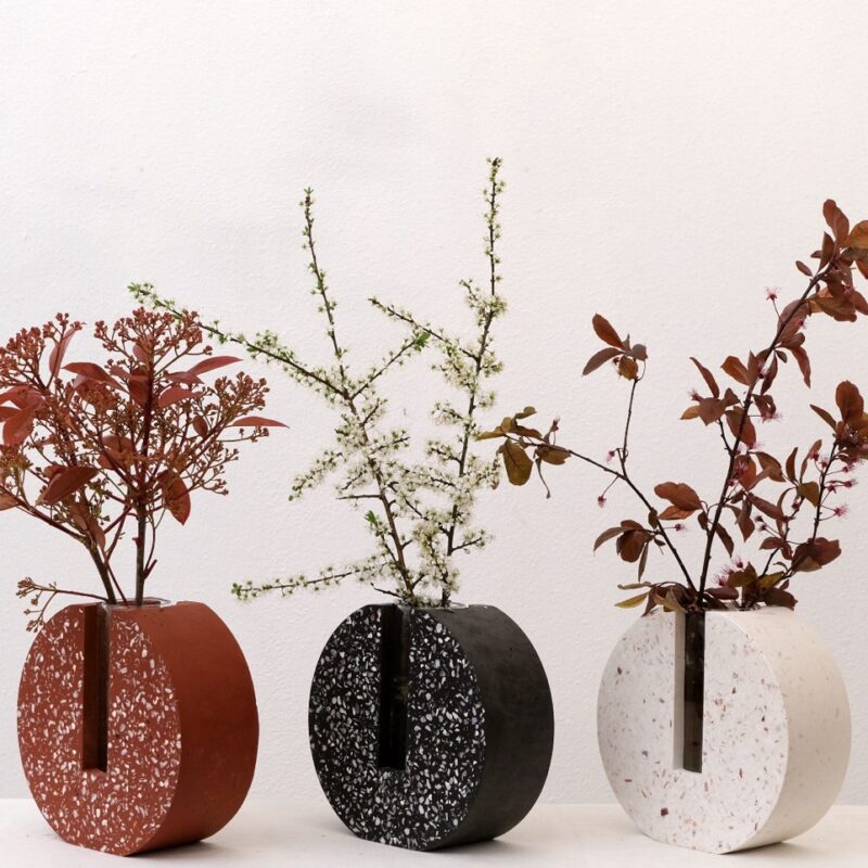 Vase Geom en coquillages valorisés et bouteille de vin upcyclée