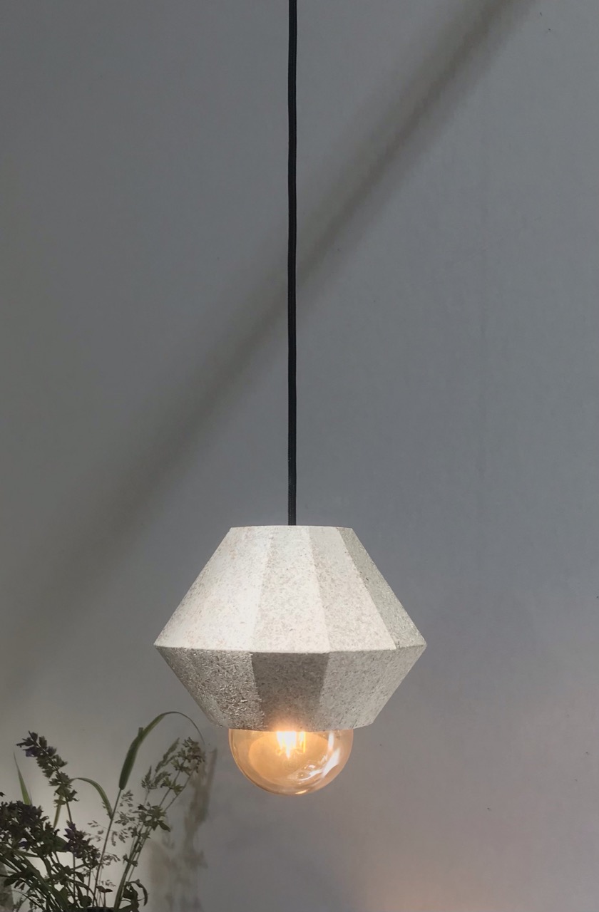 Lampe à poser Sepalum en volants de badminton recyclés – Image 4