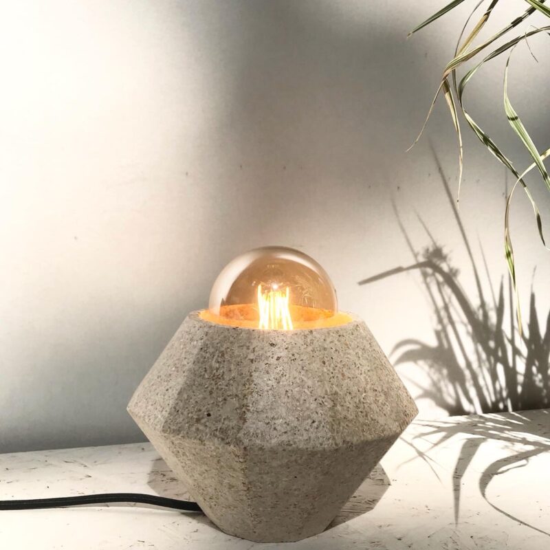 Lampe à poser Sepalum en volants de badminton recyclés