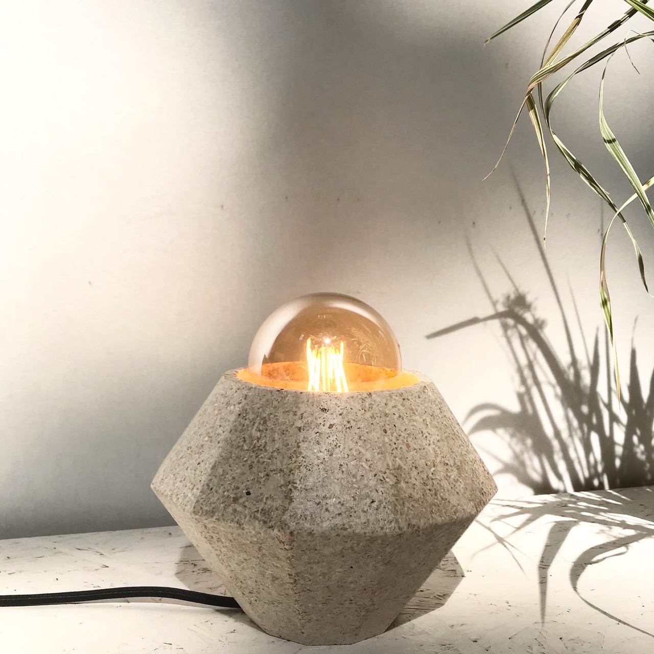 Lampe à poser Sepalum en volants de badminton recyclés