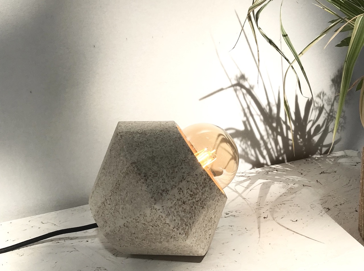 Lampe à poser Sepalum en volants de badminton recyclés – Image 2