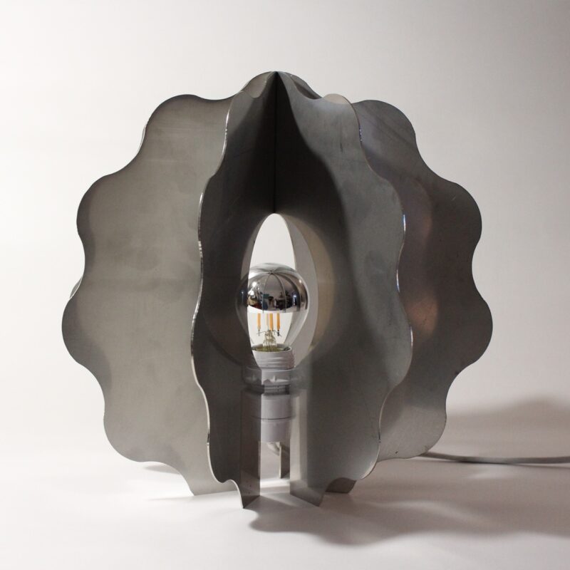 Lampe à poser Koro en chute d’inox revalorisée