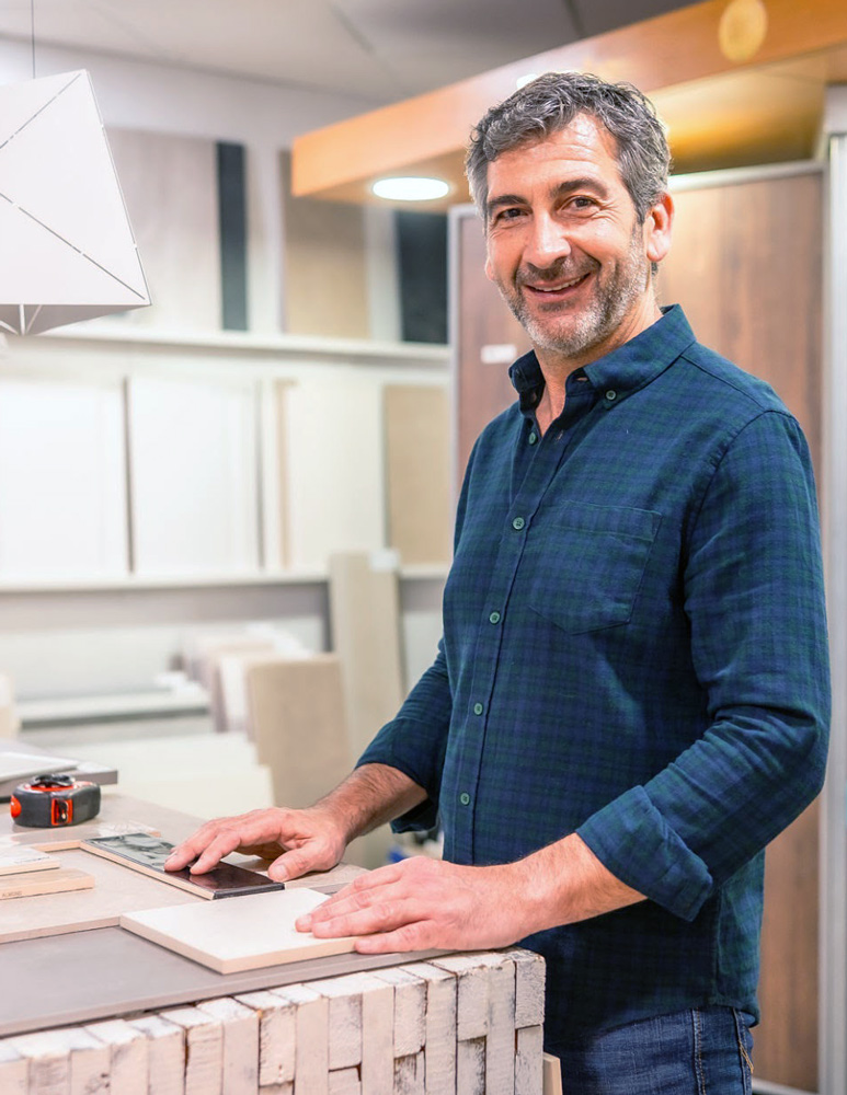 un architecte d'intérieur au travail